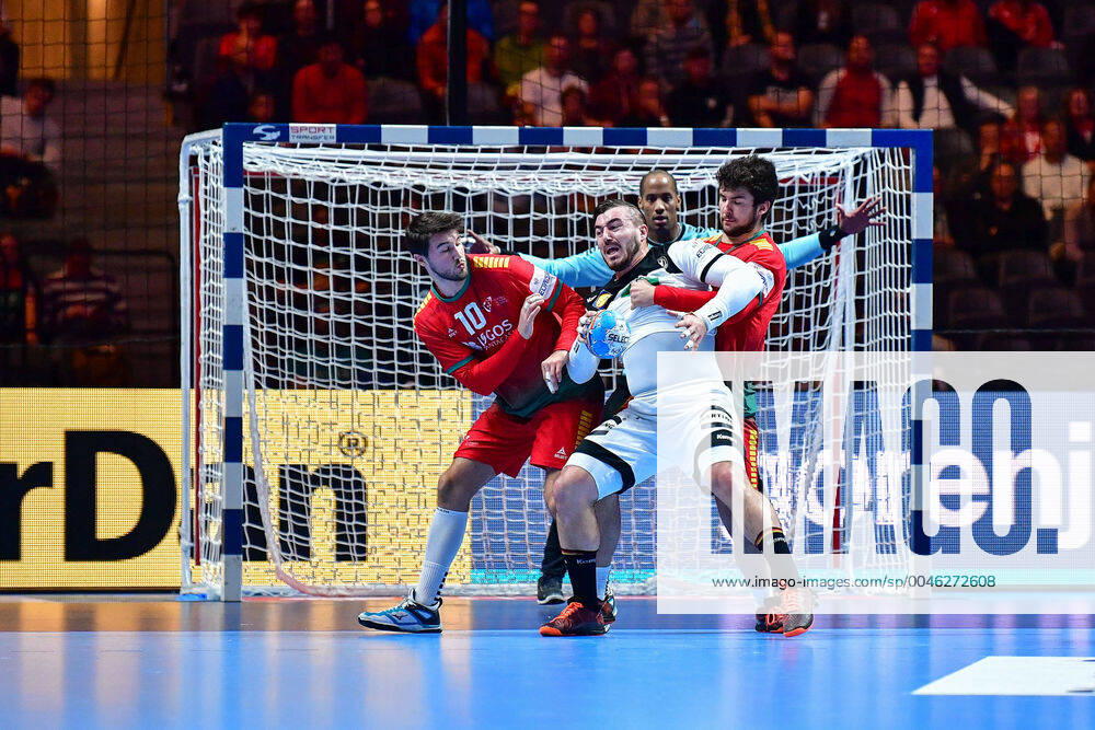 Handball European Championship Match for Rank 5, 25 01 2020, Germany Portugal, Tele2 Arena, Stockholm Miguel Martins Portugal, 10 Jannik Kohlbacher Germany, 48 Luis Frade Portugal, 82 Defense Triathlon Action Circle Runners, 25 01 2020, Stockholm Sweden, Handball, EM 2020, Match for Rank 5, Germany Portugal
