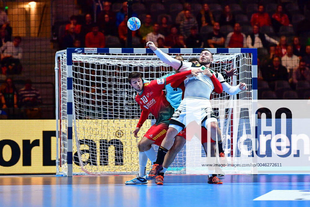 Handball European Championship Match for Rank 5, 25 01 2020, Germany Portugal, Tele2 Arena, Stockholm Miguel Martins Portugal, 10 Jannik Kohlbacher Germany, 48 Luis Frade Portugal, 82 Defense Triathlon Action Circle Runners, 25 01 2020, Stockholm Sweden, Handball, EM 2020, Match for Rank 5, Germany Portugal