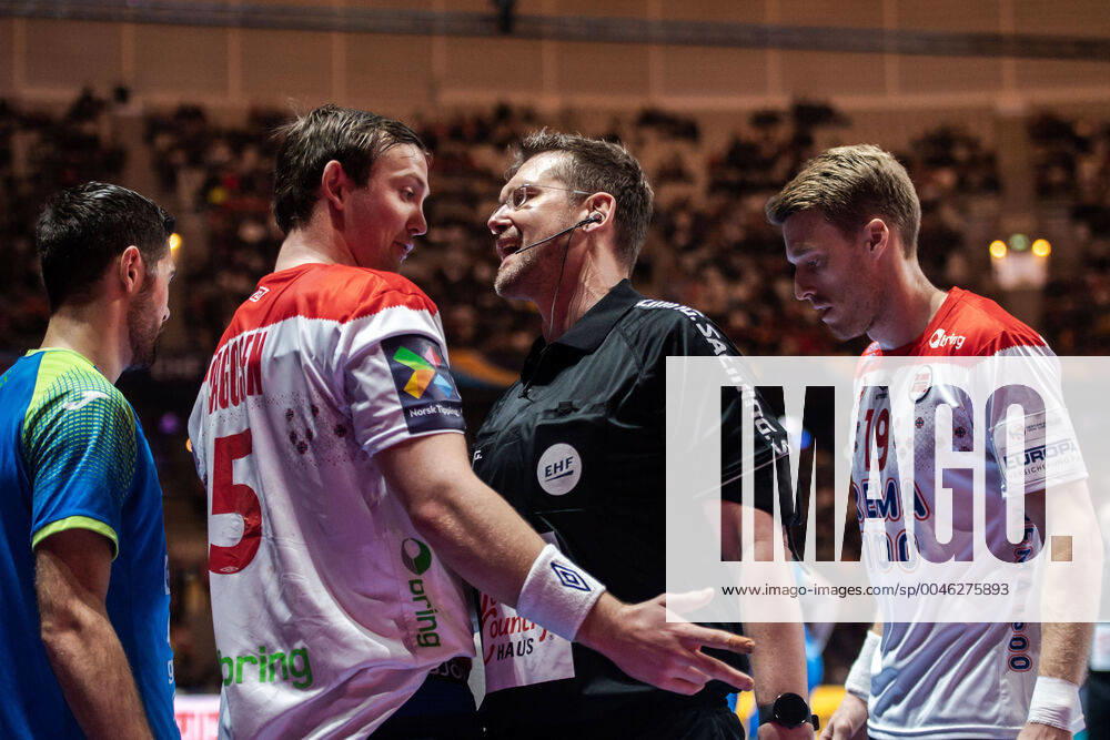 Sander Sagosen of Norway in a discussion with the referee during the EHF European Handball Championship bronze match between Norway and Slovenia on January 25, 2020 in Stockholm Photo Johanna Lundberg BILDBYRAN kod JL 136107 bbeng ehf euro 2020 em 2020 european mens handball championship 2020 handball handball handballs em 2020 handball handball em 2020 norway norway slovenia slovenia bronze match bronze match,