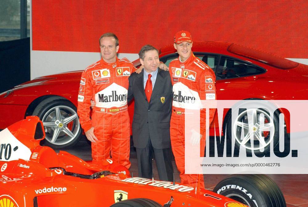 V.li.: Rubens Barrichello (Brasilien), Teamchef Jean Todt (Frankreich) und Michael Schumacher (Deutschland alle Ferrari) präsentieren den neuen F2002-Rennwagen (vorn) Motorsport Grand Prix Herren Formel 1 Weltmeisterschaft 2002, F1, F, GP, WM, Vorstellung, Präsentation, Pressetermin Gruppe Maranello Harmonie,