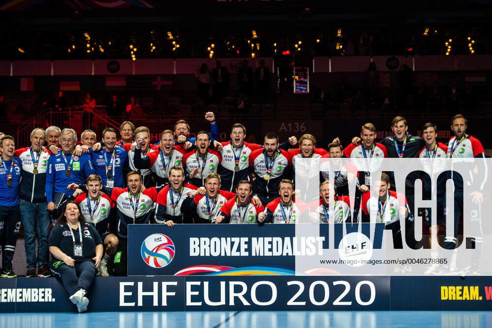 Players of Norway celebrate with their bronze medals after the EHF European Handball Championship bronze match between Norway and Slovenia on January 25, 2020 in Stockholm Photo Johanna Lundberg BILDBYRAN kod JL 136107 bbeng ehf euro 2020 em 2020 european mens handball championship 2020 handball handball cheers bronze bronze medal handball em 2020 handball handball em 2020 norway norway slovenia bronze match bronze match,
