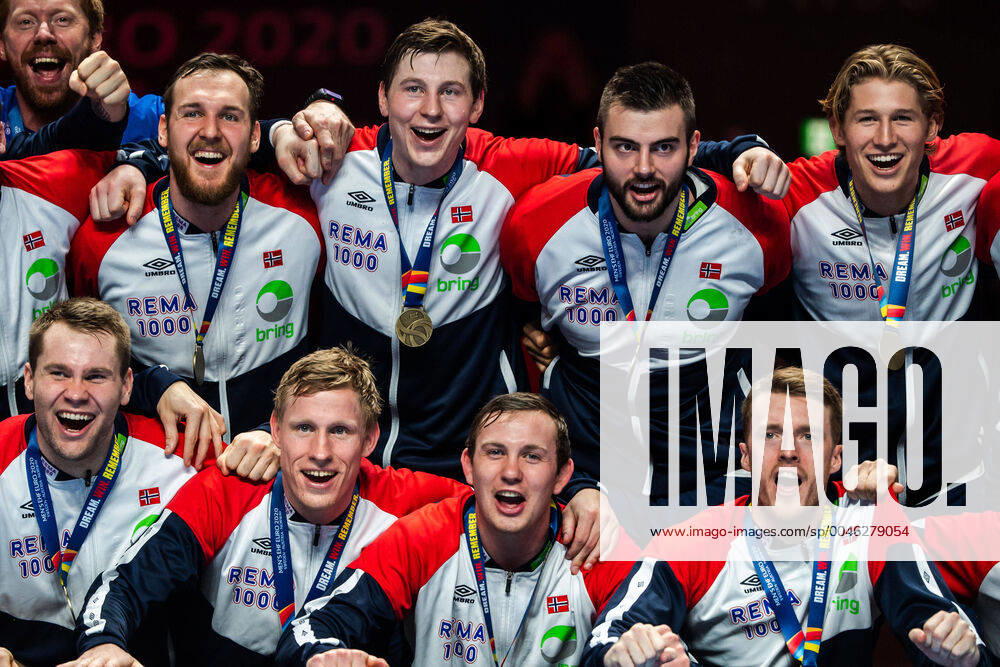 Players of Norway celebrate with their bronze medals after the EHF European Handball Championship bronze match between Norway and Slovenia on January 25, 2020 in Stockholm Photo Johanna Lundberg BILDBYRAN kod JL 136107 bbeng ehf euro 2020 em 2020 european mens handball championship 2020 handball handball cheers bronze bronze medal handball em 2020 handball handball em 2020 norway norway slovenia bronze match bronze match,