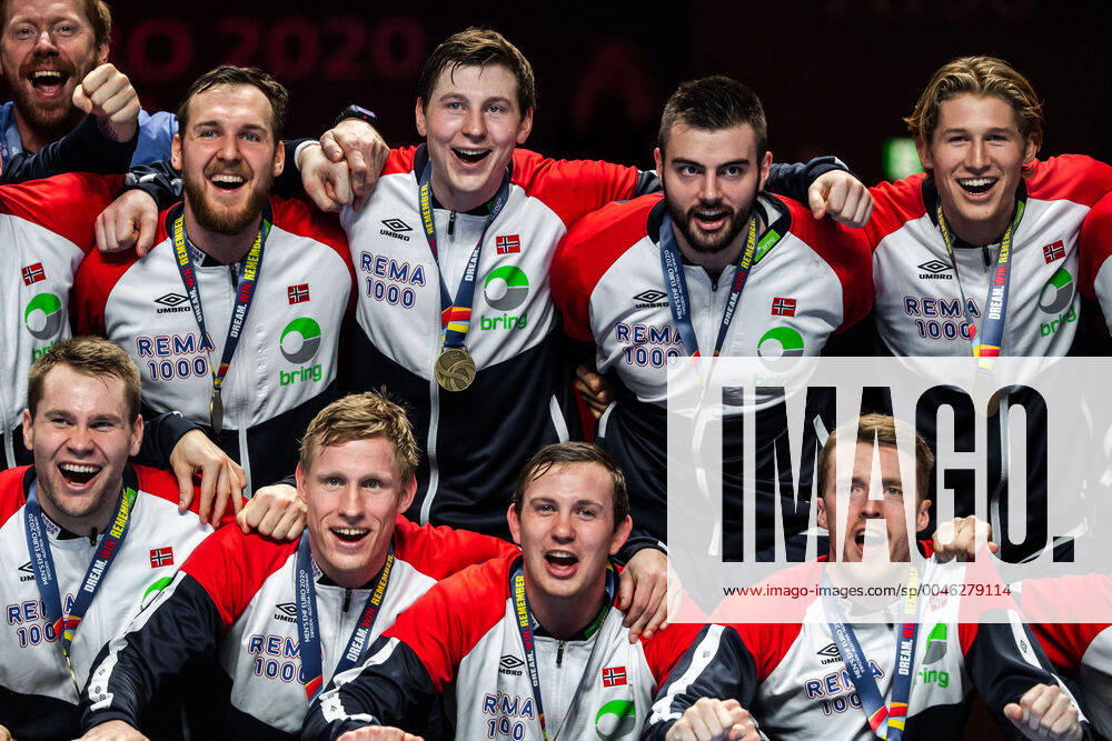 Players of Norway celebrate with their bronze medals after the EHF European Handball Championship bronze match between Norway and Slovenia on January 25, 2020 in Stockholm Photo Johanna Lundberg BILDBYRAN kod JL 136107 bbeng ehf euro 2020 em 2020 european mens handball championship 2020 handball handball cheers bronze bronze medal handball em 2020 handball handball em 2020 norway norway slovenia bronze match bronze match,