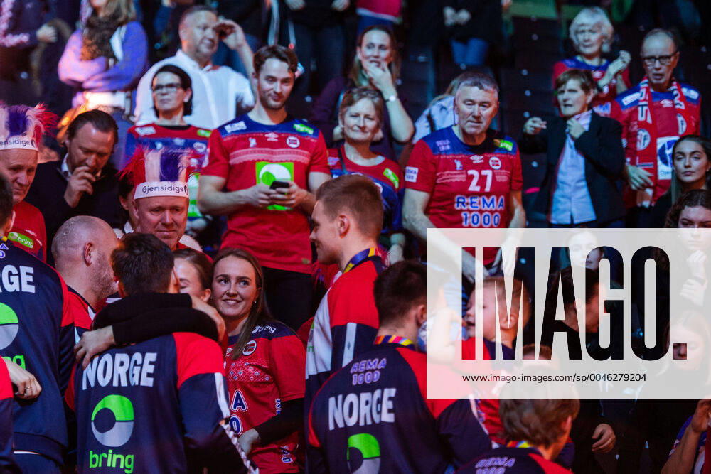 Players of Norway celebrate with supporters after the EHF European Handball Championship bronze match between Norway and Slovenia on January 25, 2020 in Stockholm Photo Johanna Lundberg BILDBYRAN kod JL 136107 bbeng ehf euro 2020 em 2020 european mens handball championship 2020 handball handball cheering audience handballs em 2020 handball handball em 2020 norway norway slovenia slovenia bronze match bronze match,