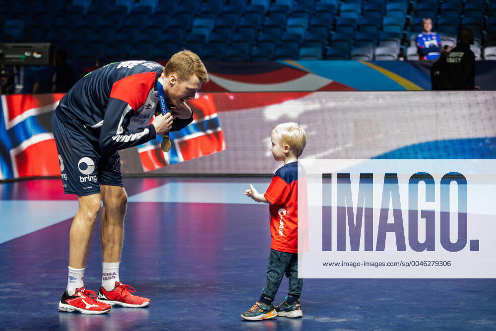 Kristian Bjornsen of Norway celebrates bronze medal with his son after the EHF European Handball Championship bronze match between Norway and Slovenia on January 25, 2020 in Stockholm Photo Johanna Lundberg BILDBYRAN kod JL 136107 bbeng ehf euro 2020 em 2020 european mens jubilee child bronze medal bronze handball championship 2020 handball handball handball em 2020 handball handball em 2020 norway norway slovenia bronze match bronze match,