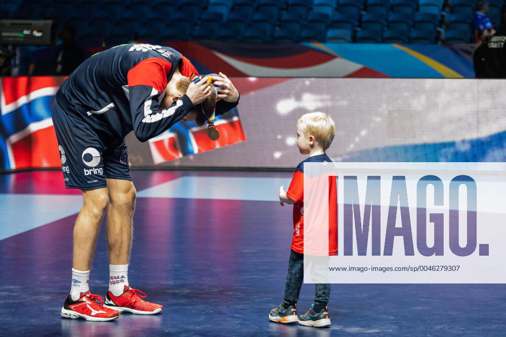 Kristian Bjornsen of Norway celebrates bronze medal with his son after the EHF European Handball Championship bronze match between Norway and Slovenia on January 25, 2020 in Stockholm Photo Johanna Lundberg BILDBYRAN kod JL 136107 bbeng ehf euro 2020 em 2020 european mens jubilee child bronze medal bronze handball championship 2020 handball handball handball em 2020 handball handball em 2020 norway norway slovenia bronze match bronze match,
