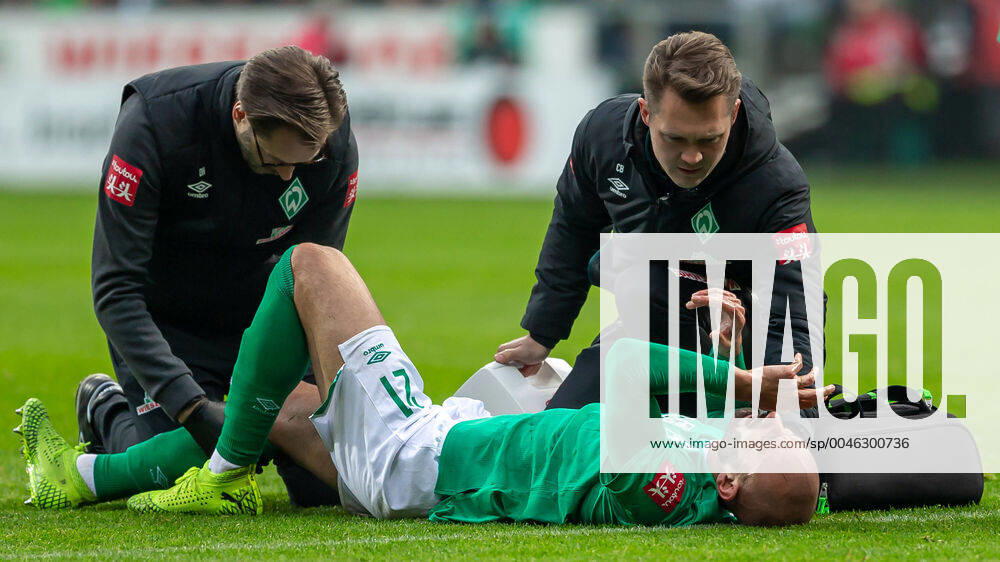 V left Dr Daniel Hellermann team doctor, SV Werder Bremen and Claas Bente physiotherapist, SV Werder Bremen treat Ömer Toprak SV Werder Bremen, 21 lies injured on the ground, injury, pain, pain distorted face, THE DFL DIRECTIVES DO NOT PROHIBIT ANY USE OF PHOTOGRAPHS AS IMAGE SEQUENCES AND OR QUASI VIDEO , 26 01 2020, Bremen Germany , Soccer, Bundesliga, SV Werder Bremen TSG 1899 Hoffenheim