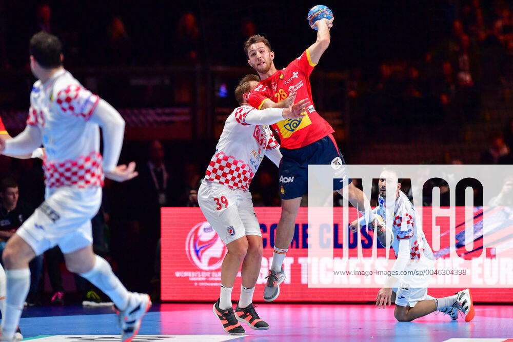European Handball Championship Final, 26 01 2020, Spain Croatia, Tele2 Arena, Stockholm David Mandic Croatia, 39 Aleix Gomez Abello Spain, 28 Igor Karacic Croatia, 18 Action Steep Attack Tempo, 26 01 2020, Stockholm Sweden, Handball, EM 2020, Final, Croatia Spain