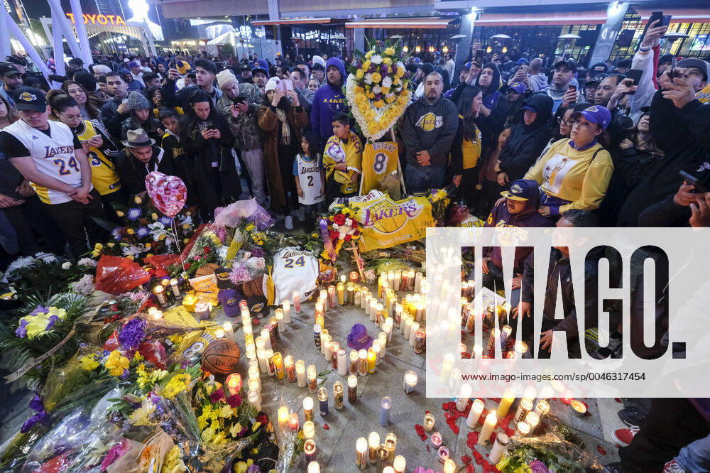 Los Angeles, California, U.S: Fans gather at a memorial for former NBA, Basketball Herren, USA player Kobe Bryant at L.A. Live, outside of the Staples Center in Los Angeles, California. Kobe Bryant Memorial at Staples Center - ZUMAc68_ 96447460st