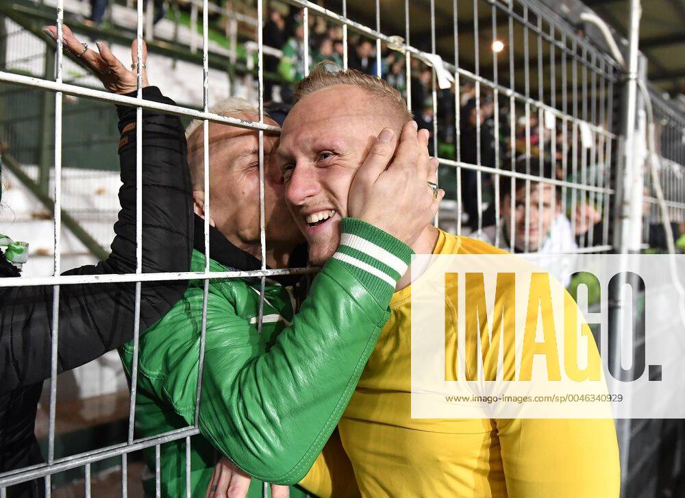 Football Season 2019 2020 2 Football Bundesliga 19 Matchday SpVgg Greuther Fürth Kleeblatt FC Sankt St Pauli Hamburg DFL regulations prohibit any use of photographs as image sequences and or quasi video Sascha Burchert 30, SpVgg Greuther Fürth Kiss from Kleeblattfan