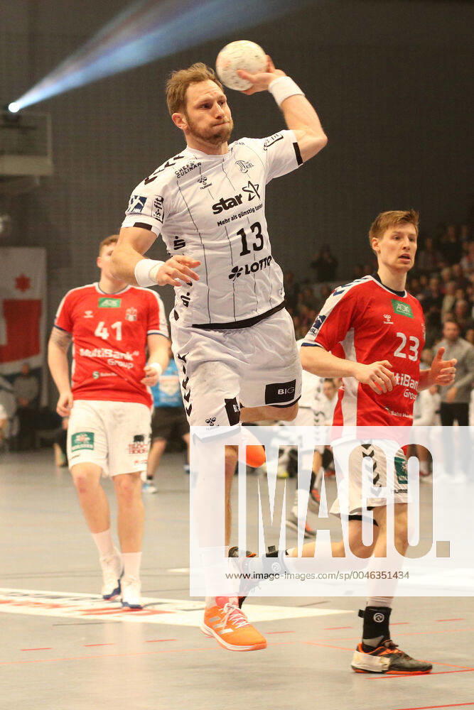 Handball test match 2019 2020 Handball Sportverein Hamburg vs THW Kiel Dominik Vogt Handball Sportverein Hamburg , Steffen Weinhold Kiel , successful goal throw, zum 0 1, Jan Forstbauer Handball Sportverein Hamburg , Sporthalle Hamburg Hamburg