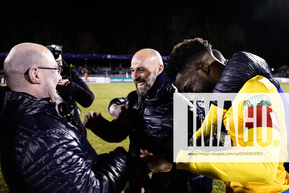 Xavier Collin ( entraineur Epinal ) - Ismael Gace ( 4 - Epinal ) - Joie des joueurs de l equipe du Epinal apres sa victoire - FOOTBALL : SAS Epinal vs Lille OSC - Coupe de France - Epinal - 29 01 2020 FedericoPestellini Panoramic