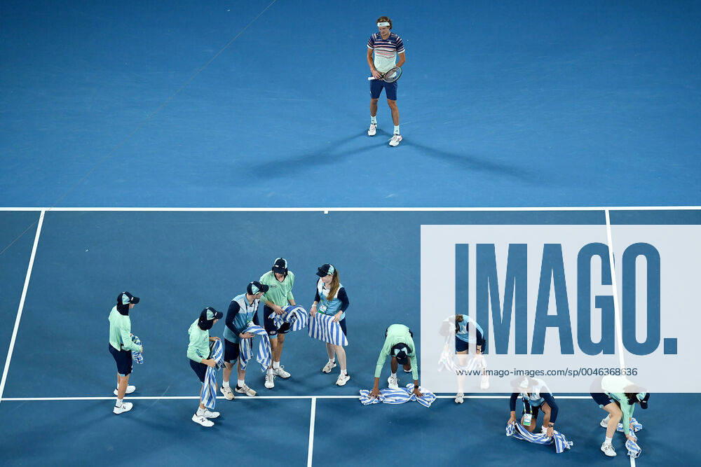 KW05 AUSTRALIAN OPEN DAY 12, Ballkids dry the court as Alexander Zverev of Germany looks on during the men s singles semi final against Dominic Thiem of Austria on day 12 of the Australian Open tennis tournament at Rod Laver Arena in Melbourne, Friday, January 31, 2020. ( NO ARCHIVING, , NO USE IN BOOKS WITHOUT CONSENT MELBOURNE VIC AUSTRALIA