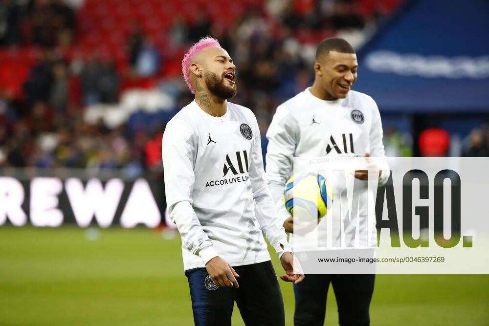 Echauffement Neymar ( PSG ) cheveux rose et Kylian Mbappe ( PSG ) FOOTBALL : Paris Saint Germain vs Montpellier - Ligue 1 - 01 02 2020 GwendolineLeGoff Panoramic
