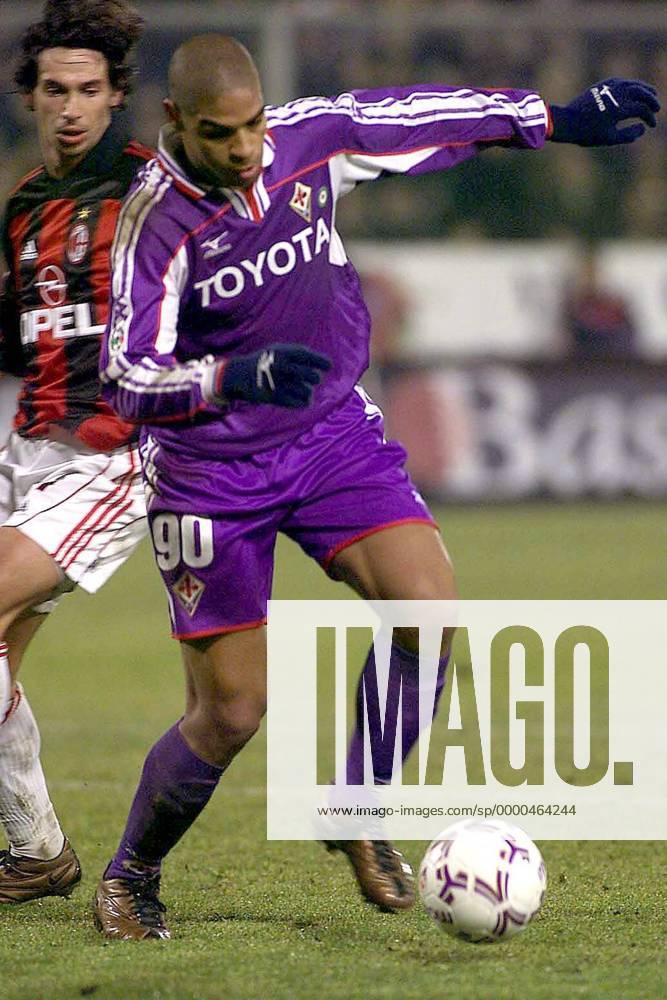 Adriano (Fiorentina) am Ball, dahinter: Albertini (Milan) Fußball Herren Serie A 2001 2002, 1. Italienische Liga, AC Florenz - AC Mailand 1:1, Vdig Gruppe Florenz Dynamik,