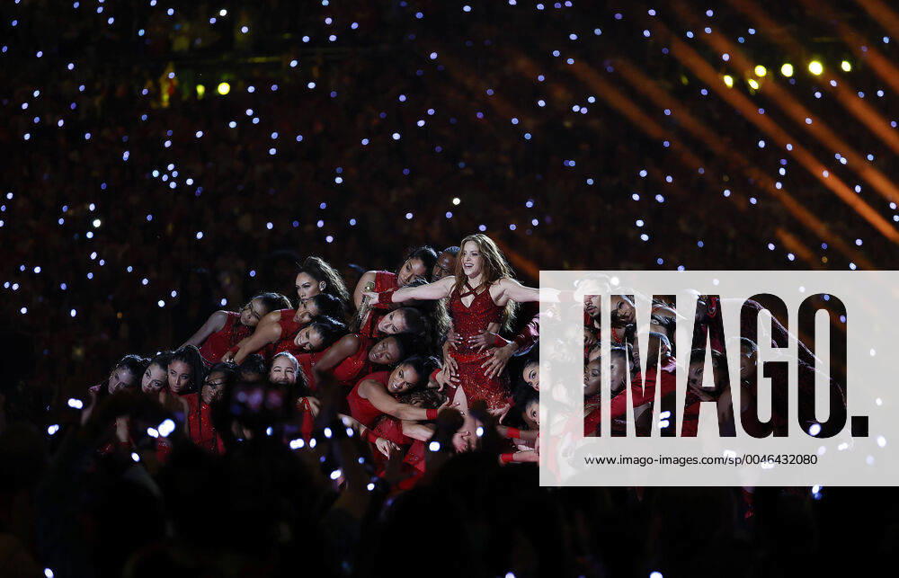Shakira perform at the Pepsi Super Bowl LIV Halftime Show at Hard Rock Stadium. NFL, American Football Herren, USA 2020: Super Bowl LIV: 49ers vs Chiefs - ZUMAj89_ 20200202_zaf_j89_084
