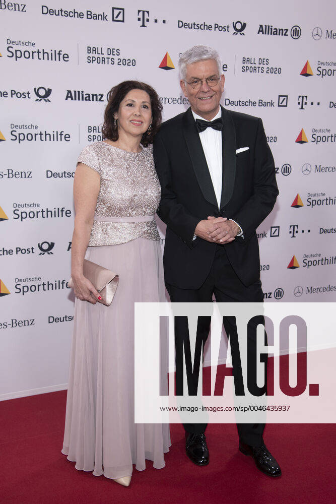 Thomas BELLUT, ZDF director, with his wife Huelya OEZKAN, Hülya Özkan, presenter, Red Carpet Show, Red Carpet Show, Ball des Sports on 01 02 2020 in Wiesbaden Â