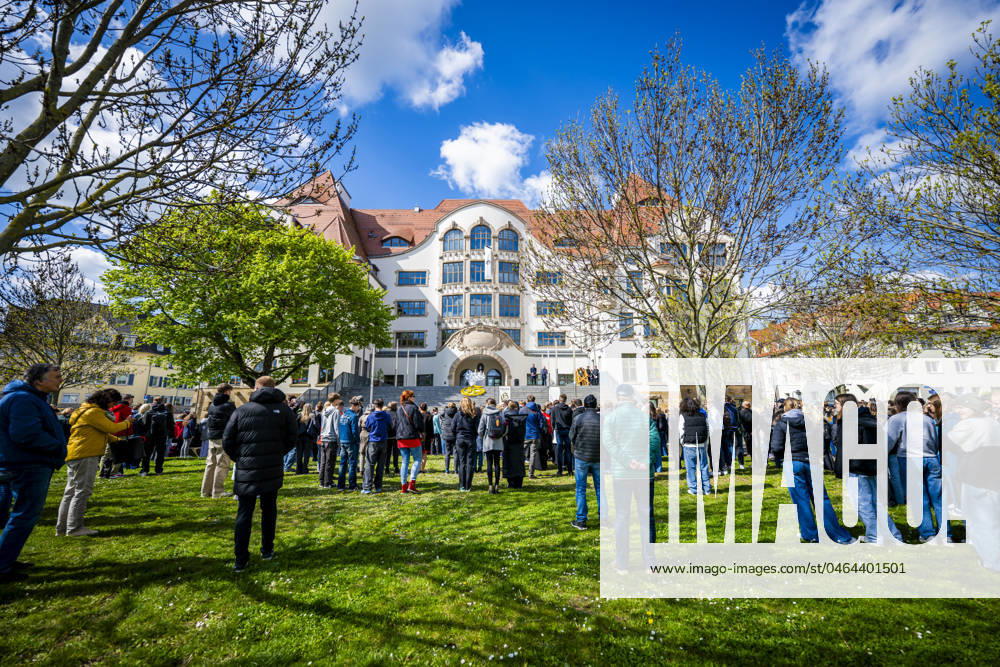 REMEMBRANCE OF AMOCIATION AT ERFURT GUTENBERG GYMNASIUM 26 04 2024 Erfurt The 22 day of remembrance on the occasion of the rampage on April 26, 2002 at the Gutenberg Gymnasium on April 26, 2024 People gather in front of the school to commemorate the event