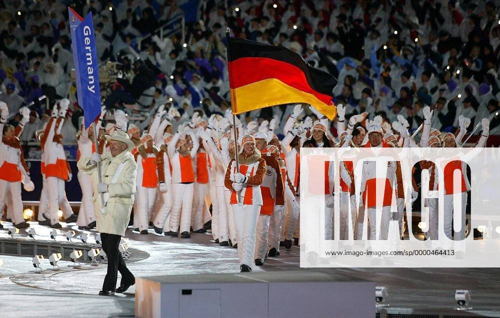 Einmarsch der deutschen Delegation - Fahnenträgerin Hilde Gerg (Deutschland) und das deutsche Olympiateam Alpiner Skilauf OS Winter Damen Olympische Winterspiele 2002, Spiele, Olympia, Olympiade, Eröffnungsfeier, Eröffnung, Feier Totale Rice Eccles Stadium, Eröffnungszeremonie Salt Lake City Utah