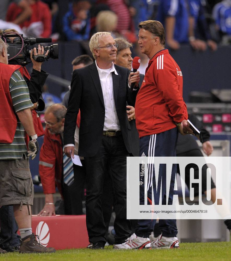 Trainer Louis van Gaal (Bayern) im Interview mit SAT. 1 Reporter Uli Köhler Fußball 1. BL Herren T Home Cup 2009 2010, THome, Test, Testspiel, FC Bayern München Gruppe Journalist Gelsenkirchen