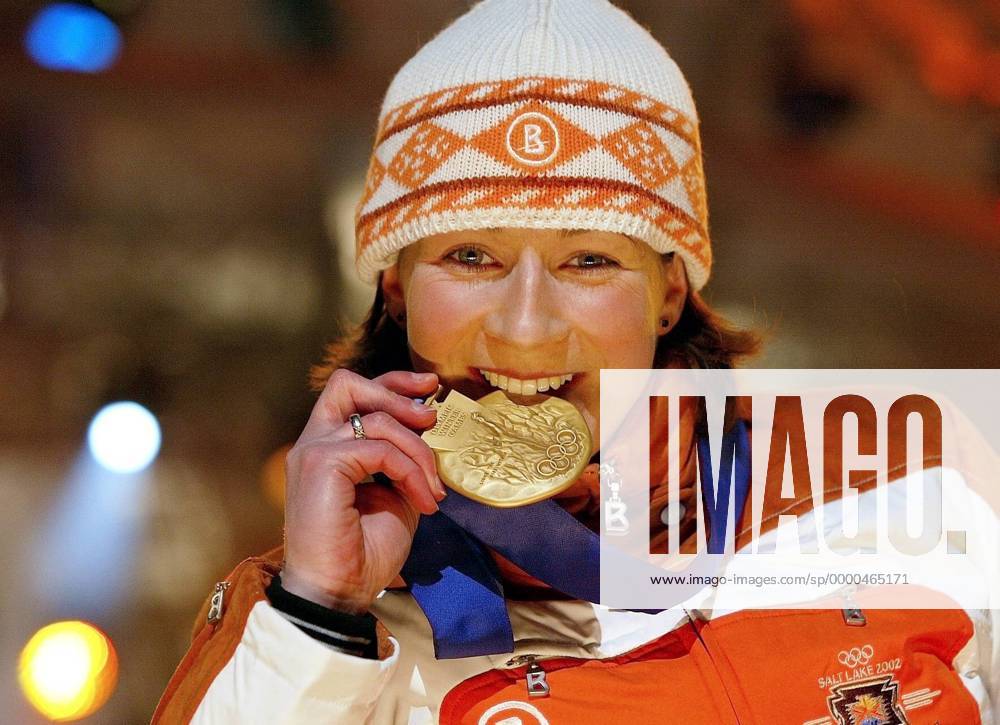 Claudia Pechstein (Deutschland) beißt auf ihre Goldmedaille Eisschnellauf OS Winter Damen Olympische Winterspiele 2002, Olympia, Olympiade, Spiele, Eisschnellaufen, Eisschnelllauf Porträt Olympic Oval Salt Lake City Utah Freude,