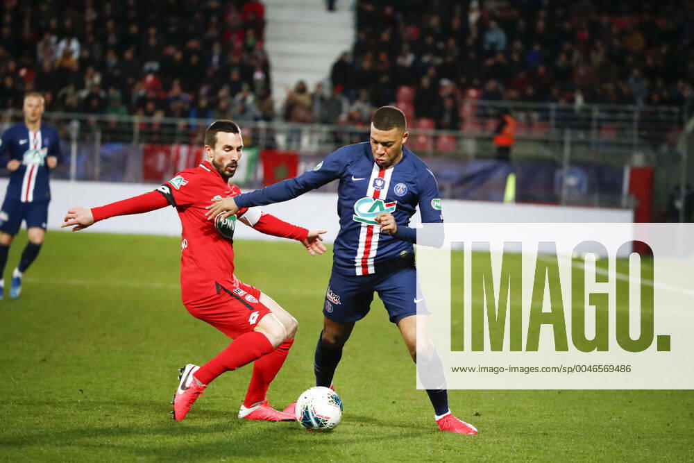 Kylian Mbappe ( PSG ) vs Romain Amalfitano ( Dijon ) FOOTBALL : Coupe de France - Dijon vs PSG - Ligue 1 - 12 02 2020 GwendolineLeGoff Panoramic