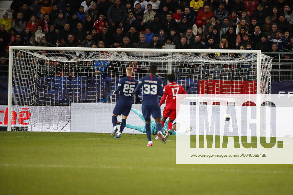 But de Mounir Chouiar (Dijon) vs Keylor Navas ( Gardien Goal PSG ) FOOTBALL : Coupe de France - Dijon vs PSG - Ligue 1 - 12 02 2020 GwendolineLeGoff Panoramic