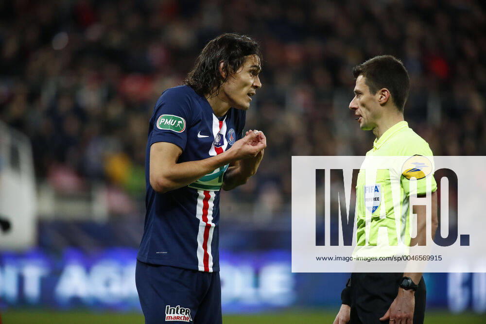 Edinson Cavani ( PSG ) et Benoit Bastien ( Arbitre principal ) FOOTBALL : Coupe de France - Dijon vs PSG - Ligue 1 - 12 02 2020 GwendolineLeGoff Panoramic