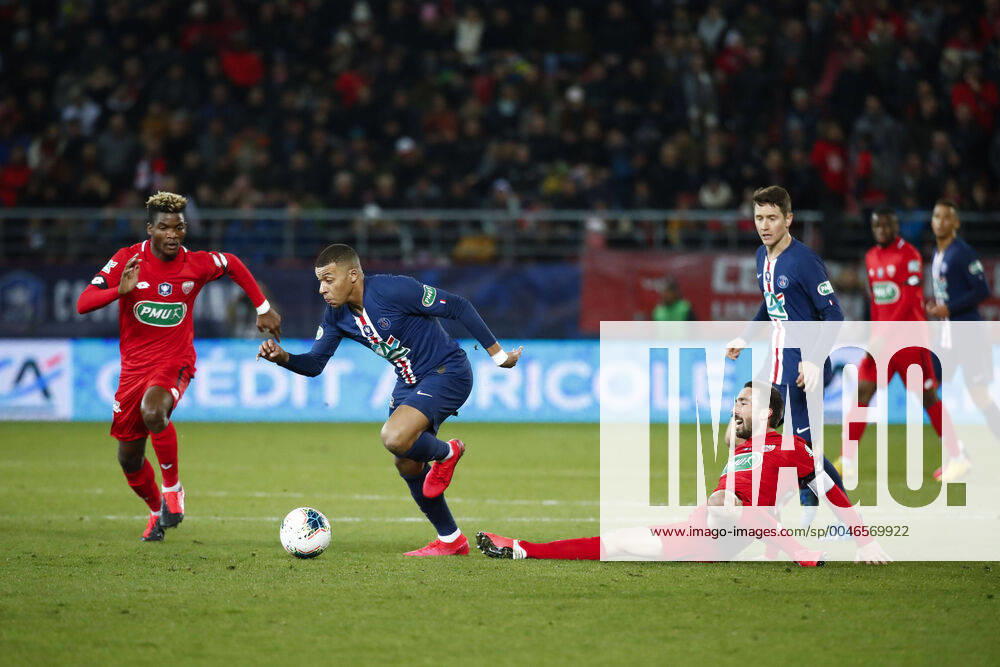 Kylian Mbappe ( PSG ) vs Didier Ndong ( Dijon ) Romain Amalfitano ( Dijon ) FOOTBALL : Coupe de France - Dijon vs PSG - Ligue 1 - 12 02 2020 GwendolineLeGoff Panoramic