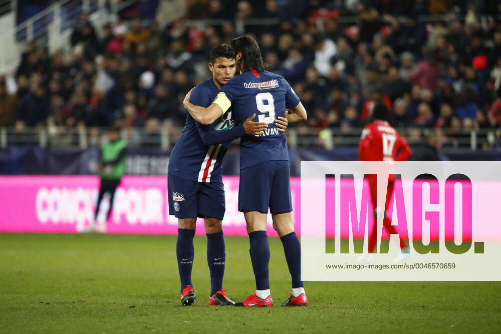 Thiago Silva ( PSG ) passe brassard capitaine a Edinson Cavani ( PSG ) FOOTBALL : Coupe de France - Dijon vs PSG - Ligue 1 - 12 02 2020 GwendolineLeGoff Panoramic