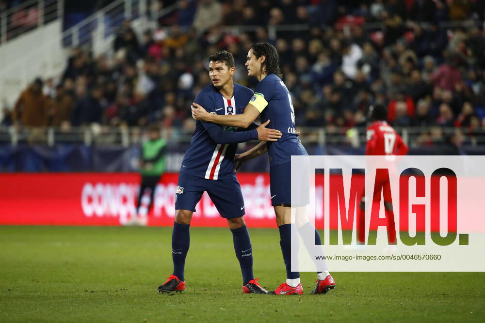 Thiago Silva ( PSG ) passe brassard capitaine a Edinson Cavani ( PSG ) FOOTBALL : Coupe de France - Dijon vs PSG - Ligue 1 - 12 02 2020 GwendolineLeGoff Panoramic