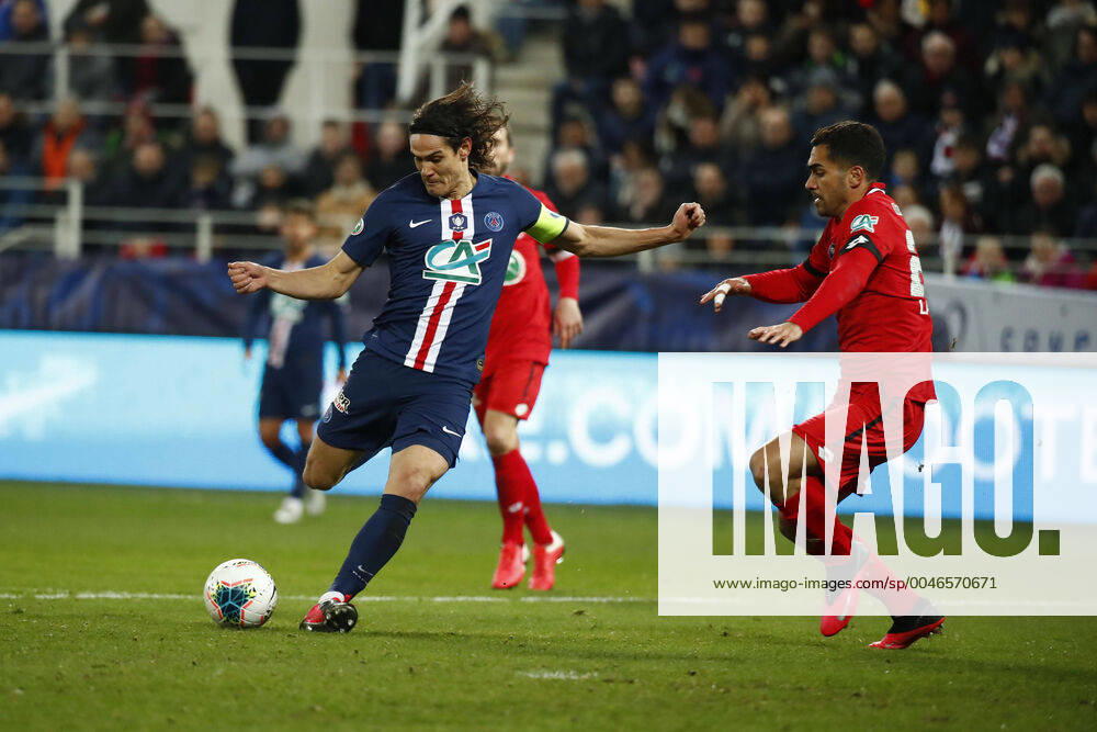 Edinson Cavani ( PSG ) vs Wesley Lautao ( Dijon ) FOOTBALL : Coupe de France - Dijon vs PSG - Ligue 1 - 12 02 2020 GwendolineLeGoff Panoramic