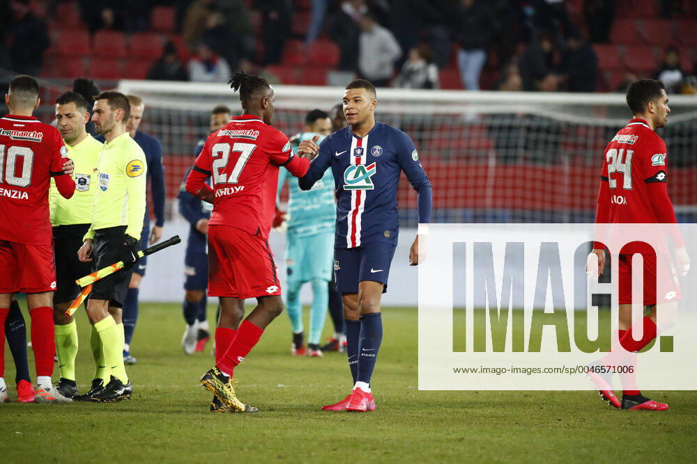 Hamza Mendyl (Dijon) et Kylian Mbappe ( PSG ) accolade FOOTBALL : Coupe de France - Dijon vs PSG - Ligue 1 - 12 02 2020 GwendolineLeGoff Panoramic