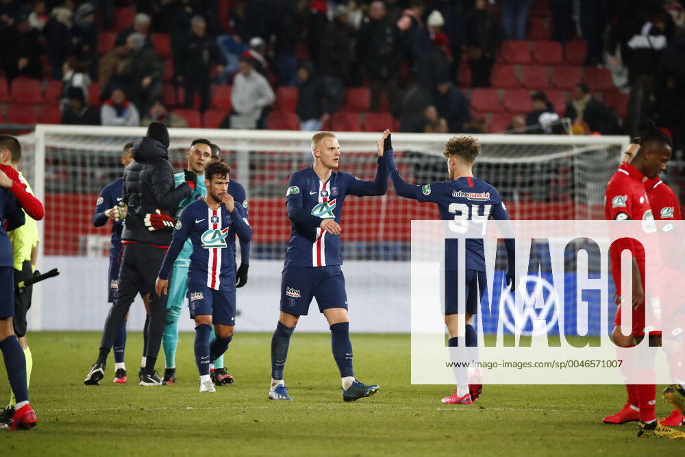 Accolade joie Mitchel Bakker (PSG) avec Adil Aouchiche (PSG) FOOTBALL : Coupe de France - Dijon vs PSG - Ligue 1 - 12 02 2020 GwendolineLeGoff Panoramic