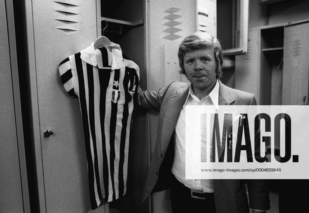 Helmut Haller (Juventus Turin) hängt sein Trikot in den Spind Fußball Herren Serie A 1972 1973, 1. Liga, Juve, Shooting, Einzelbild Aufnahmedatum geschätzt,
