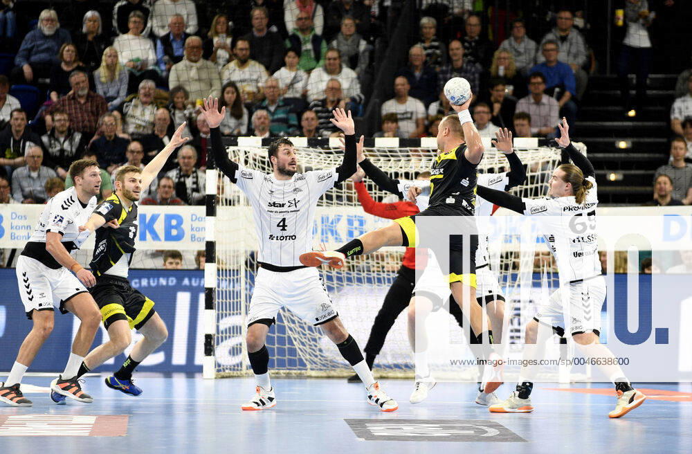 Christian Zeitz TVB Stuttgart, 20 against Domagoj Duvnjak THW Kiel, 4 and Lukas Nilsson THW Kiel, 65 , Handball Bundesliga, Liqui Moly HBL, Men, 23 Matchday, THW Kiel vs TVB Stuttgart, 16 02 20 Kiel Sparkassen Arena Schleswig Holstein Germany