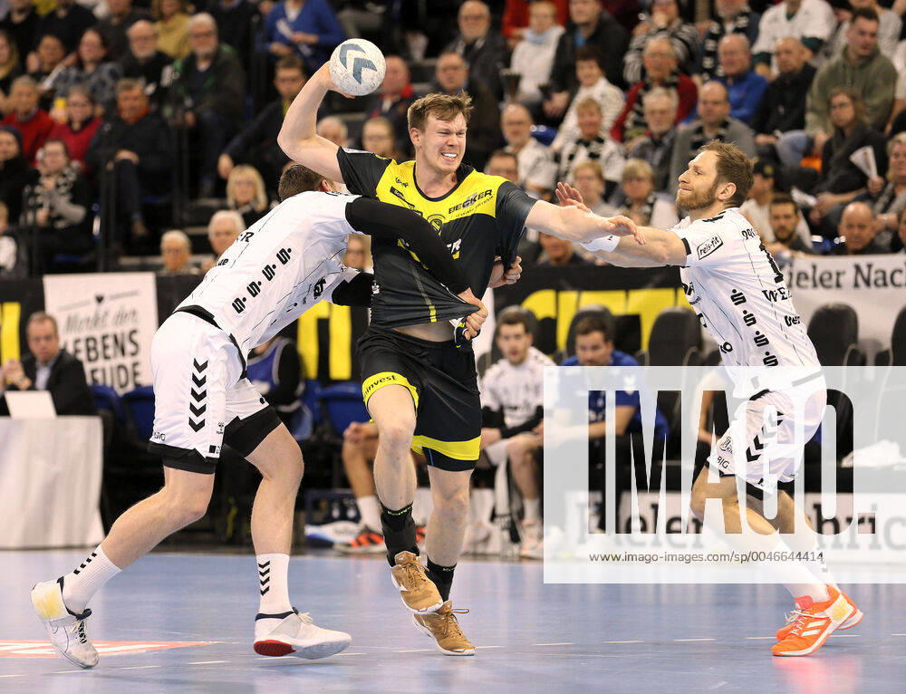 Photo Goal throw by Samuel Röthlisberger Stuttgart against Steffen Weinhold Kiel and Hendrik Pekeler, left Handball Men on 16 02 2020 1 Bundesliga THW Kiel TVB Stuttgart 35 23