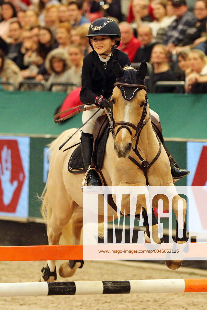 Leipzig, Saxony, GER Emma Kasselmann on Golden Luck Partner Horse 2020 Pony, rider, Kasselmann, Golden Luck, beginner, E course, E tournament, beginner, obstacle, child, offspring, junior sport, course, equestrian sport, riding, riding pony, equestrian sport, riding tournament, Selleria Equipe Pony Cup, jumping, show jumping, jumping, tournament, tournament beginner, indoor tournament 200119PH015LEIPZIG JPG
