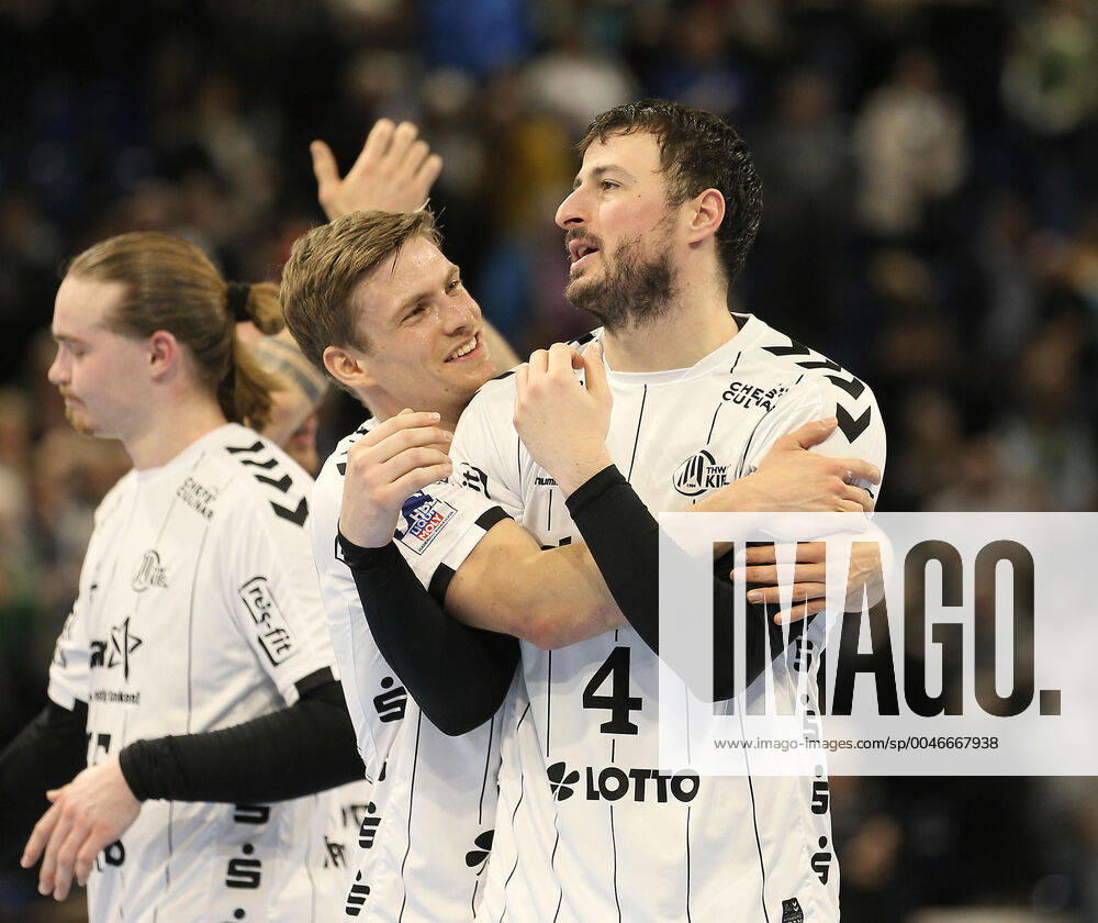 Photo Victory celebration with the players Rune Dahmke and Domagoj Duvnjak Kiel Handball Men on 16 02 2020 1 Bundesliga THW Kiel TVB Stuttgart 35 23