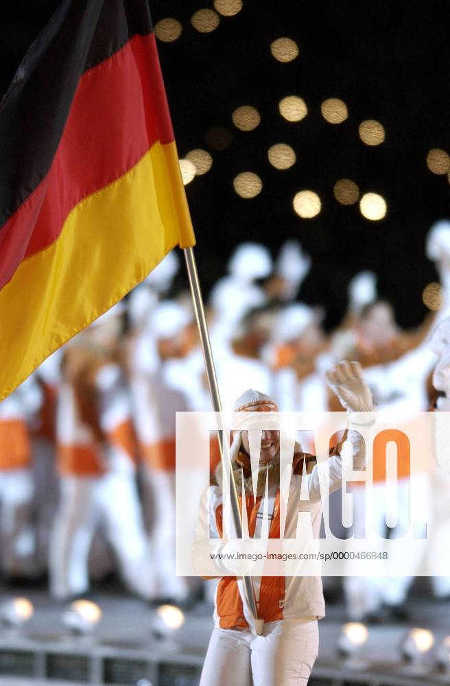 Hilde Gerg (Deutschland) - Fahnenträgerin der deutschen Olympiamannschaft Alpiner Skilauf OS Winter Damen Olympische Winterspiele 2002, Olympia, Olympiade, Spiele, Eröffnung, Eröffnungsfeier, Feier, Vdig Einzelbild Rice Eccles Stadium Salt Lake City Freude,
