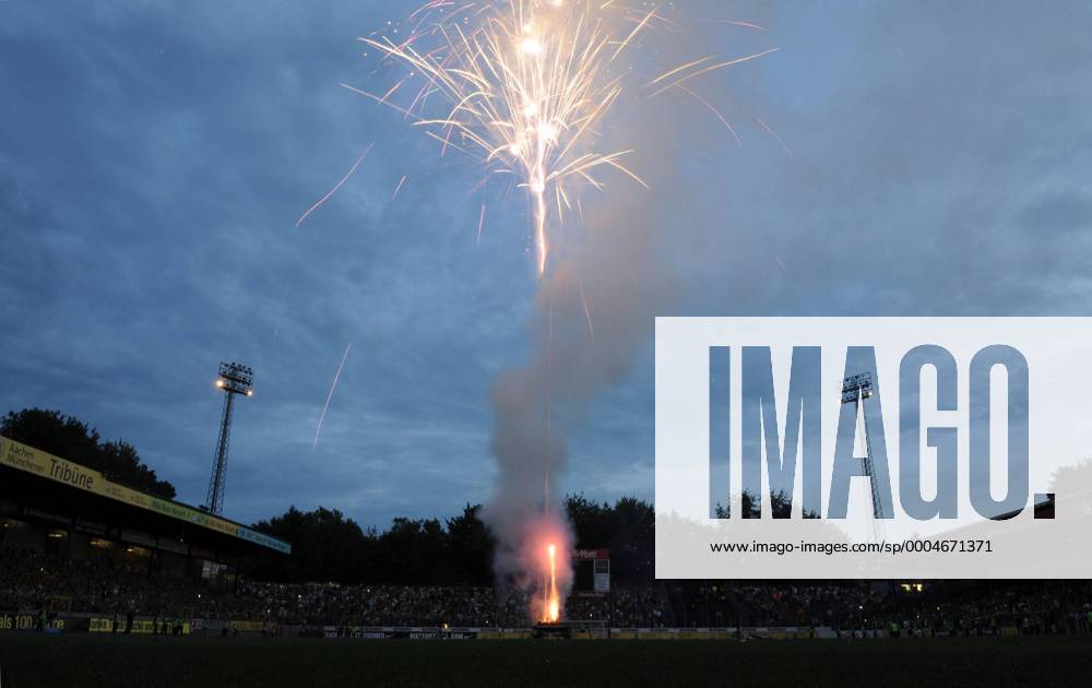Fußball, Stadiongeschichte Alemannia Aachen Feuerwerk zum Abschied des alten Tivoli Stadions - ehemalige Heimspielstätte von Alemannia Aachen Fußball Herren Testspiel 2009 2010, Test, Alemannia Aachen Totale o0 Altes Tivoli Stadion Aachen
