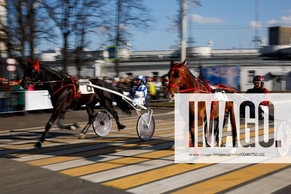 KW08 (200223) -- MOSCOW, Feb. 23, 2020 -- Riders compete during a street harness race in Moscow, Russia, on Feb. 22, 2020. A street harness race was held here on Saturday, which was one lap sprint on the improvised street track. (Photo by Maxim Chernavsky Xinhua) RUSSIA-MOSCOW-STREET RACE BaixXueqi
