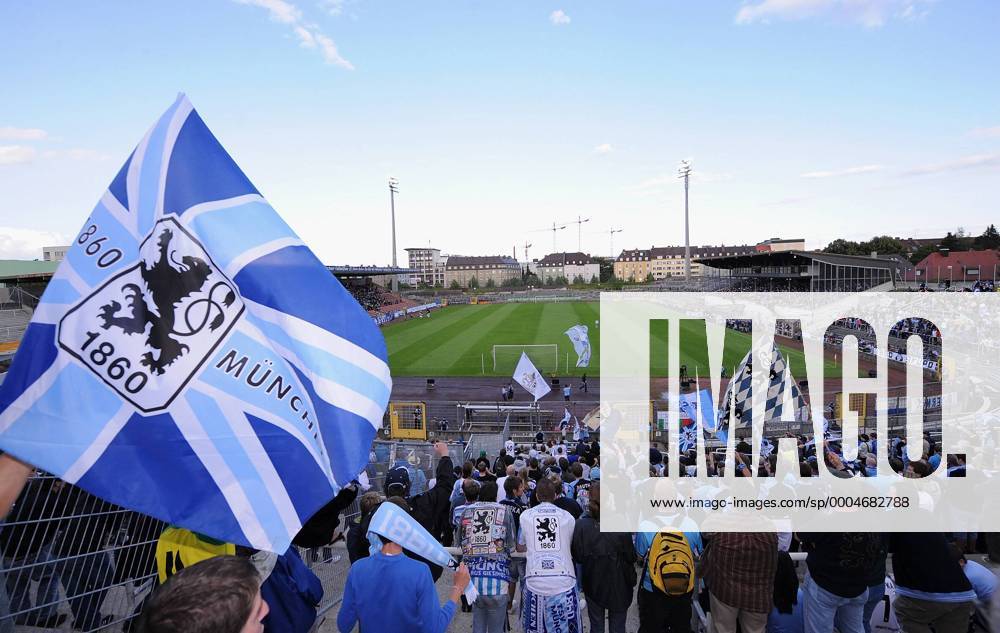 1860 Fans im Stadion an der Grünwalder Straße - Heimspielstätte des TSV 1860 München - Fußball Herren Saison 2009 2010, Fotostory, Stadionstory, Test, Testspiel, TSV 1860 München Totale München