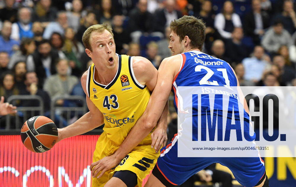 Luke Sikma ALBA , with ball, right Tibor Pleiß Anadolu Efes , ALBA Berlin Anadolu Efes Istanbul Basketball, Turkish Airlines Euroleague, Group stage, preliminary round, men, men, men, men, season 2019 2020 Berlin, 27 2 2020 Mercedes Benz Arena