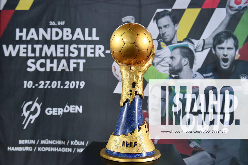 Germany is awarded the contract for the Handball WM 2025 and 2027 Archive Photo Feature,border motif,general IHF WM Cup,Cup,Trophy in front of a poster of the Handball WM 2019 Photograph of facts Press conference 50 days until the Handball WM 2019 on 21 11 2018 in Munich Â
