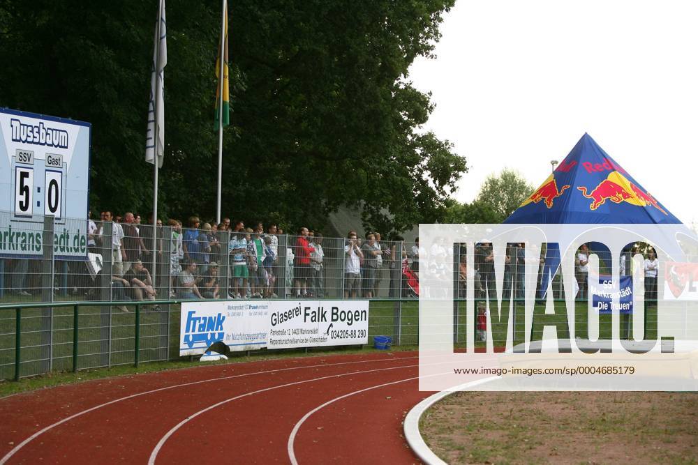 Fans im Stadion am Bad - Heimspielstätte von RB Leipzig Fußball Herren Sachsenpokal 2009 2010, Landespokal Sachsen, sächsischer Pokal, Pokalspiel Totale Markranstädt