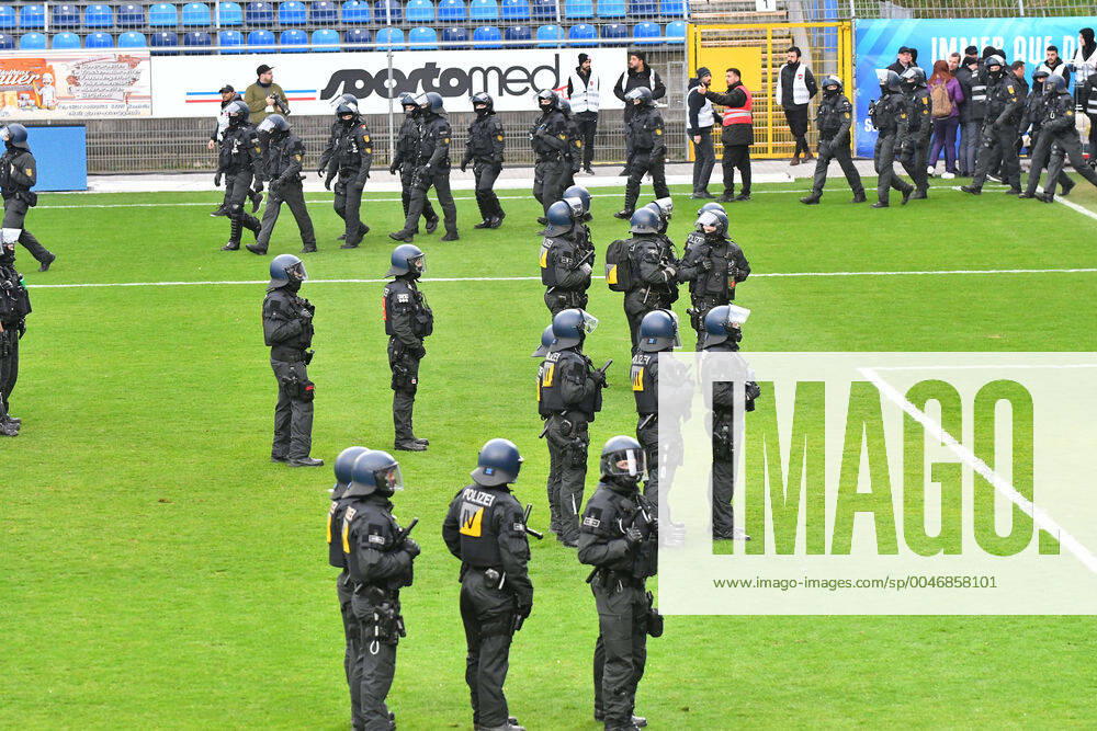 GER, 3 Liga, SV Waldhof Mannheim vs. 1 FC Kaiserslautern 29 02 2020, Carl Benz Stadion, Mannheim, GER, 3 Liga, SV Waldhof Mannheim vs. 1 FC Kaiserslautern, DFL REGULATIONS PROHIBIT ANY USE OF PHOTOGRAPHS AS IMAGE SEQUENCES AND OR QUASI VIDEO in the picture After the final whistle, parts of both fan camps stormed the pitch, the police had to intervene nordphotox xFabisch nordphoto00100