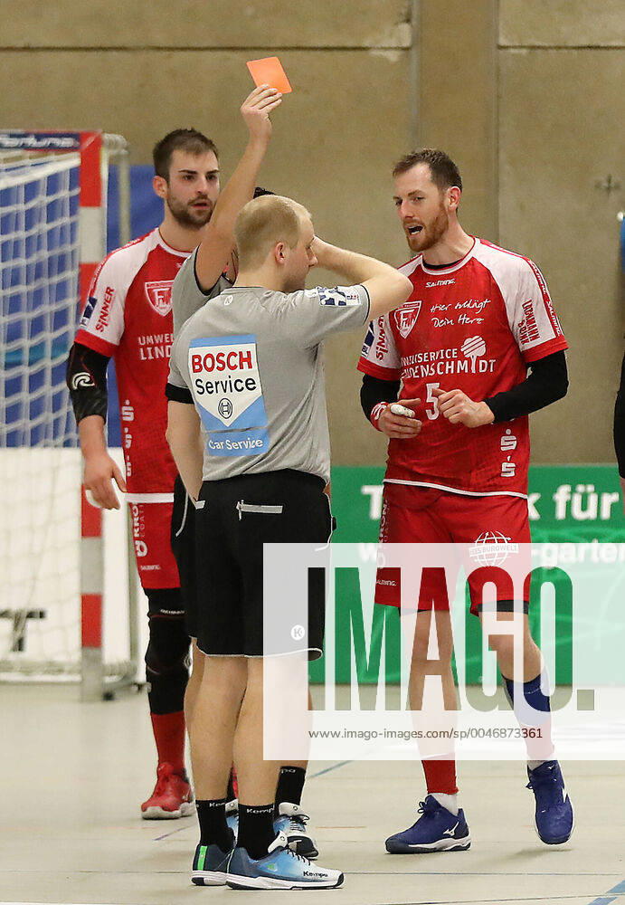 TuS Ferndorf TuS N Lübbecke, 29 02 2020 In the closing minutes Jonas Faulenbach TuS Ferndorf with red card has to leave the plate, left Thomas Rink TuS Ferndorf Kreuztal Stählerwiese Germany