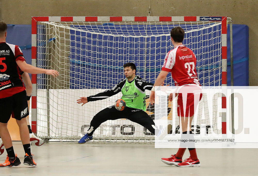 TuS Ferndorf TuS N Lübbecke, 29 02 2020 In the closing minute goalkeeper Marin Durica TuS Ferndorf at 22 20 with an important parry against Valentin Spohn TuS N Lübbecke not in picture, right Julian Schneider TuS Ferndorf Kreuztal Stählerwiese Germany