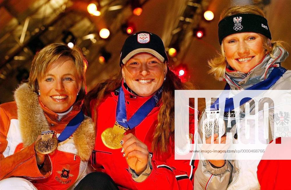 Siegerehrung, v.li.: Martina Ertl (Deutschland), Olympiasiegerin Janica Kostelic (Kroatien) und Renate Götschl (Österreich) Alpiner Skilauf OS Winter Damen Olympische Winterspiele 2002, Olympia, Olympiade, Spiele, Vdig Gruppe Olympic Medals Plaza Salt Lake City Utah Freude,
